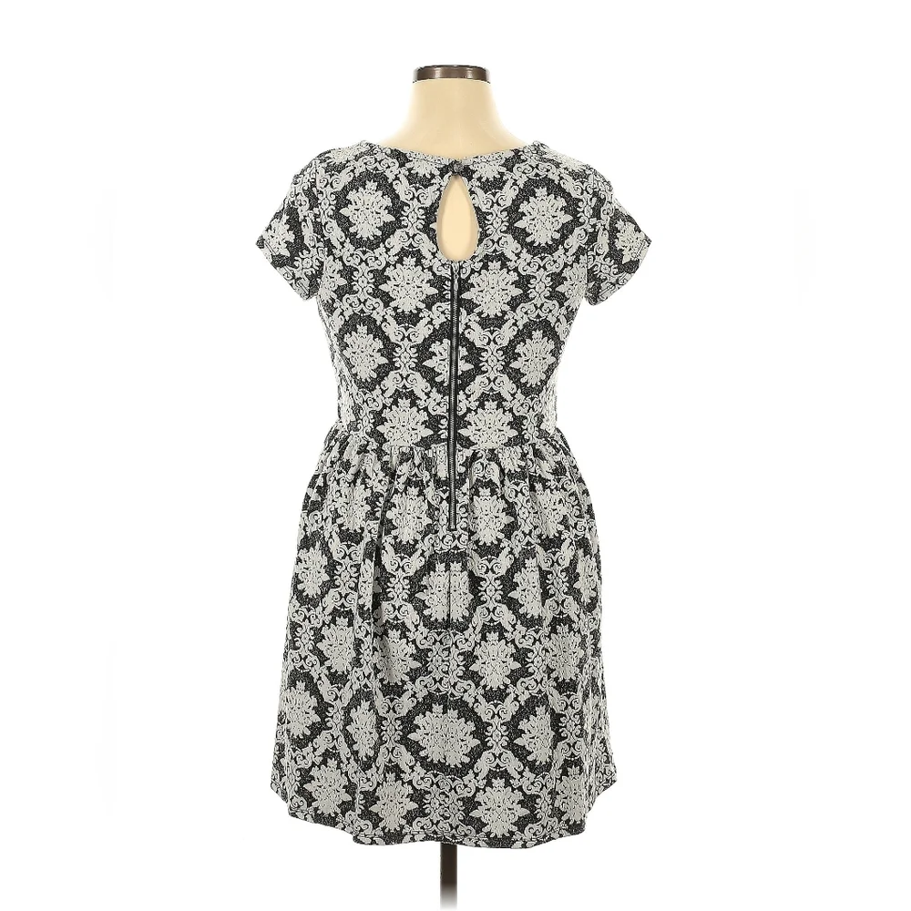 Fit and Flare dress - Picture 2 of 6